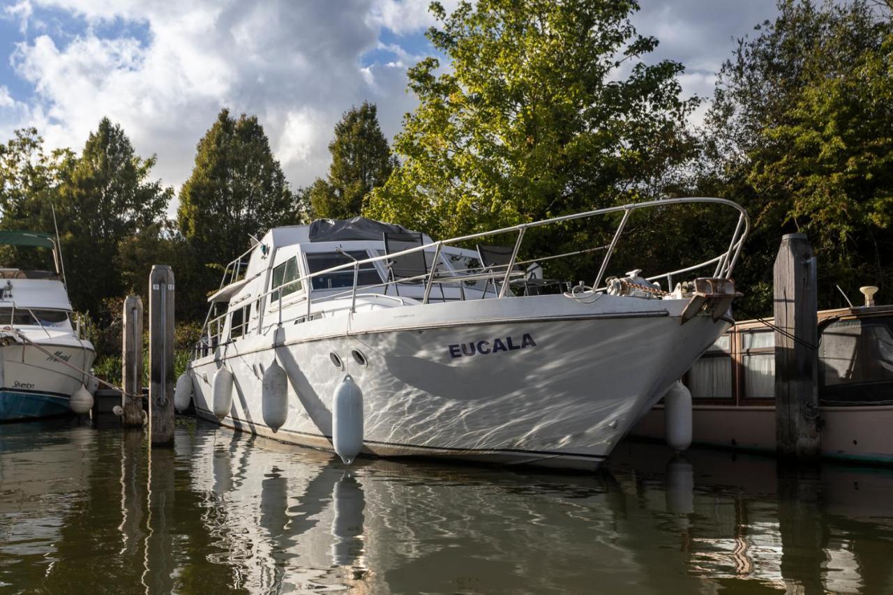 Eucala Motor Yacht Hotel East Molesey Exterior photo